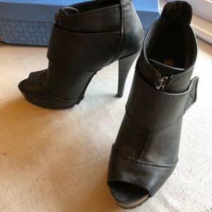 Vera Wang Black Zipper Pumps Size 6